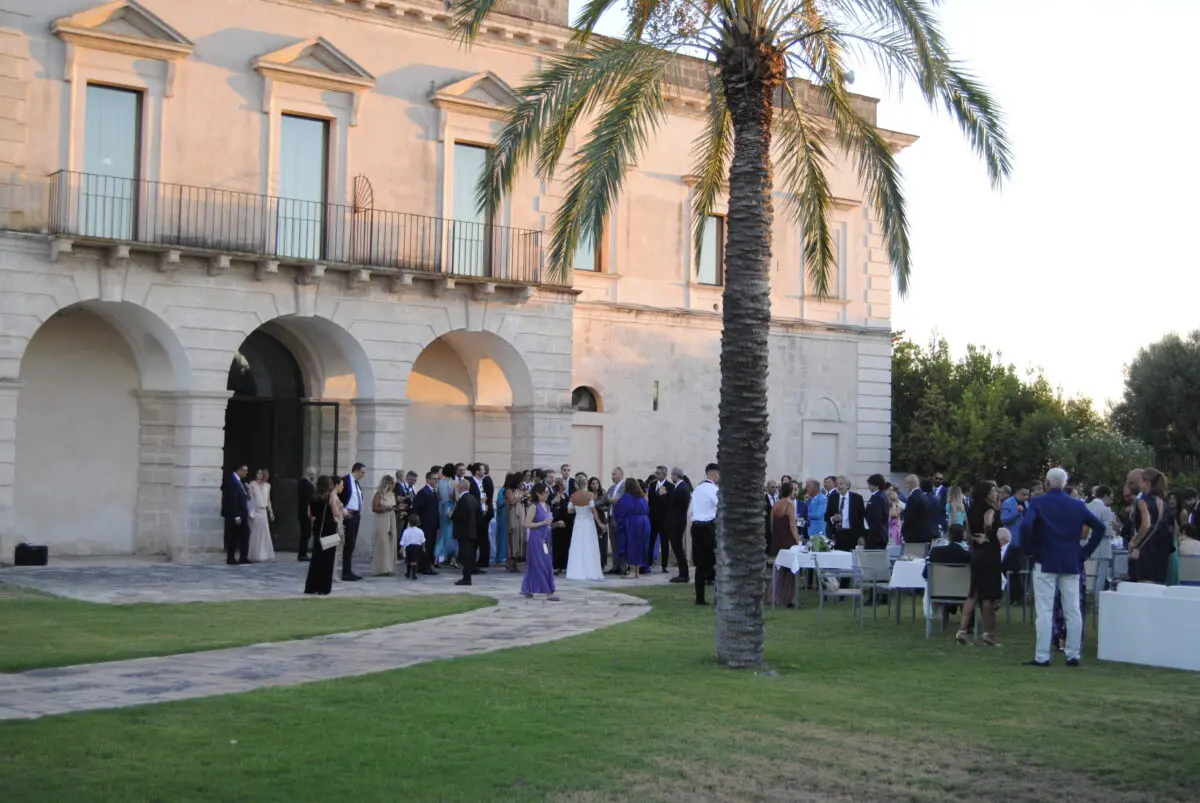 Relais Histò Hotel & SPA wedding reception with guests on the lawn.