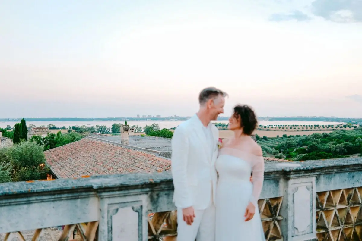 Couple at Relais Histò Hotel & SPA, wedding day, embracing on a balcony.