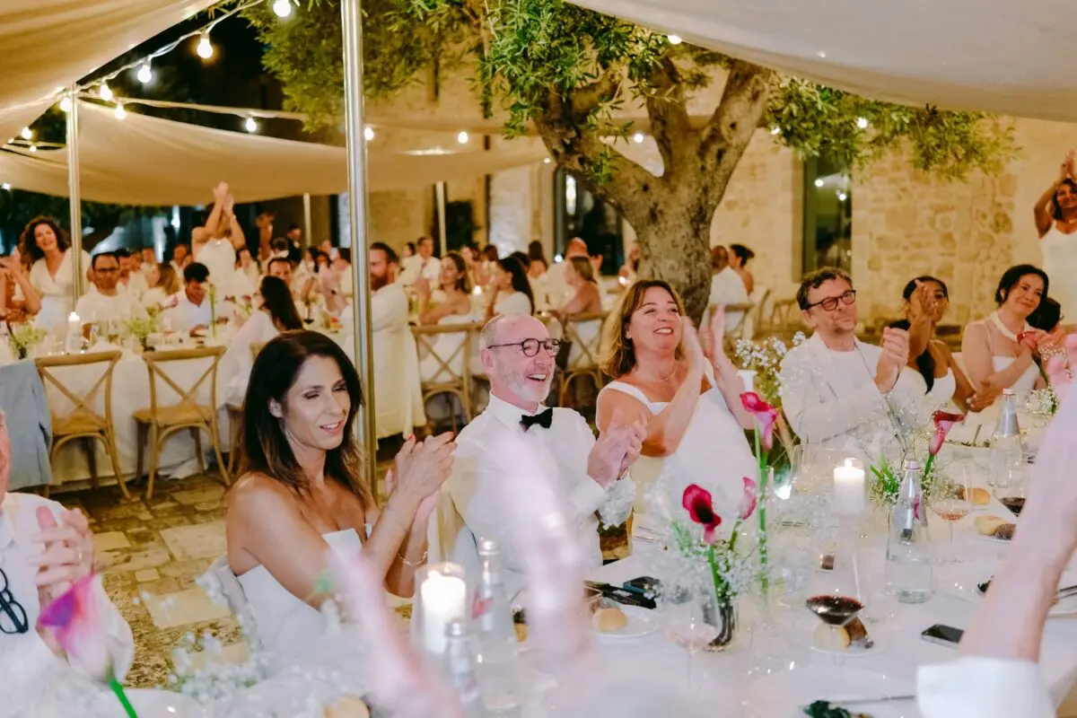 Wedding reception at Relais Histò, guests clapping at dinner