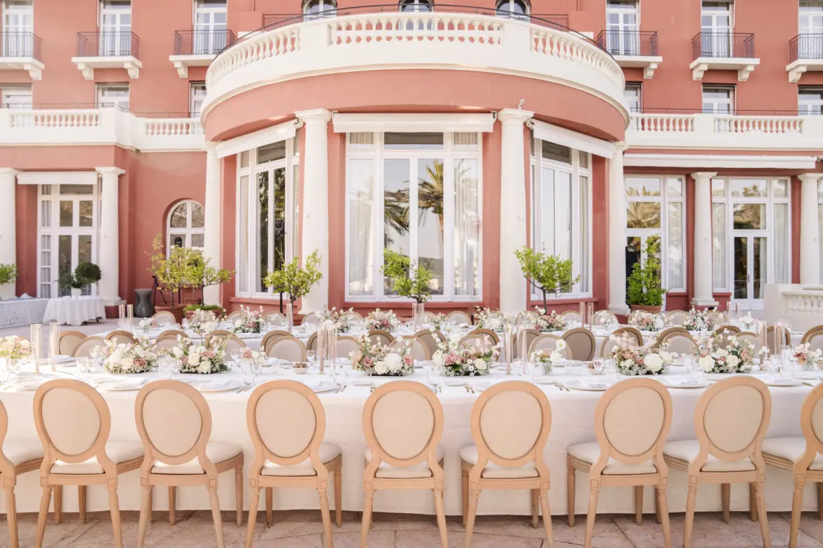 Luxury wedding in Saint-Tropez: Elegant table setting at COMO Le Beauvallon.