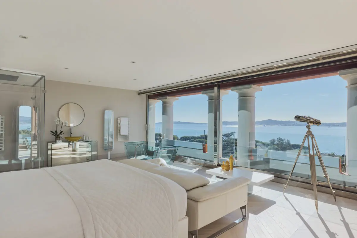 Luxurious bedroom with sea view in Saint-Tropez