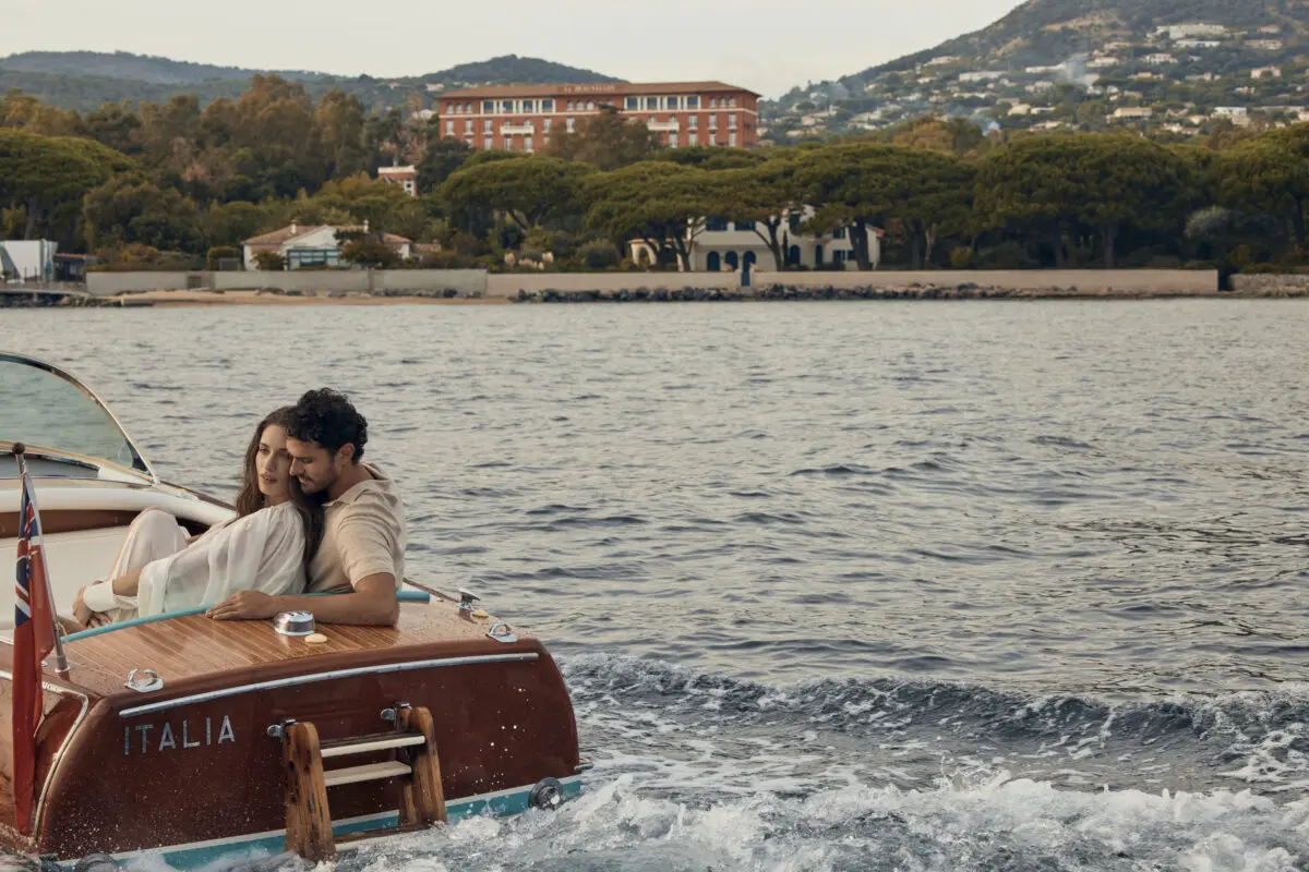 Couple on a boat gazing at COMO Le Beauvallon, ideal for luxury weddings in Saint-Tropez