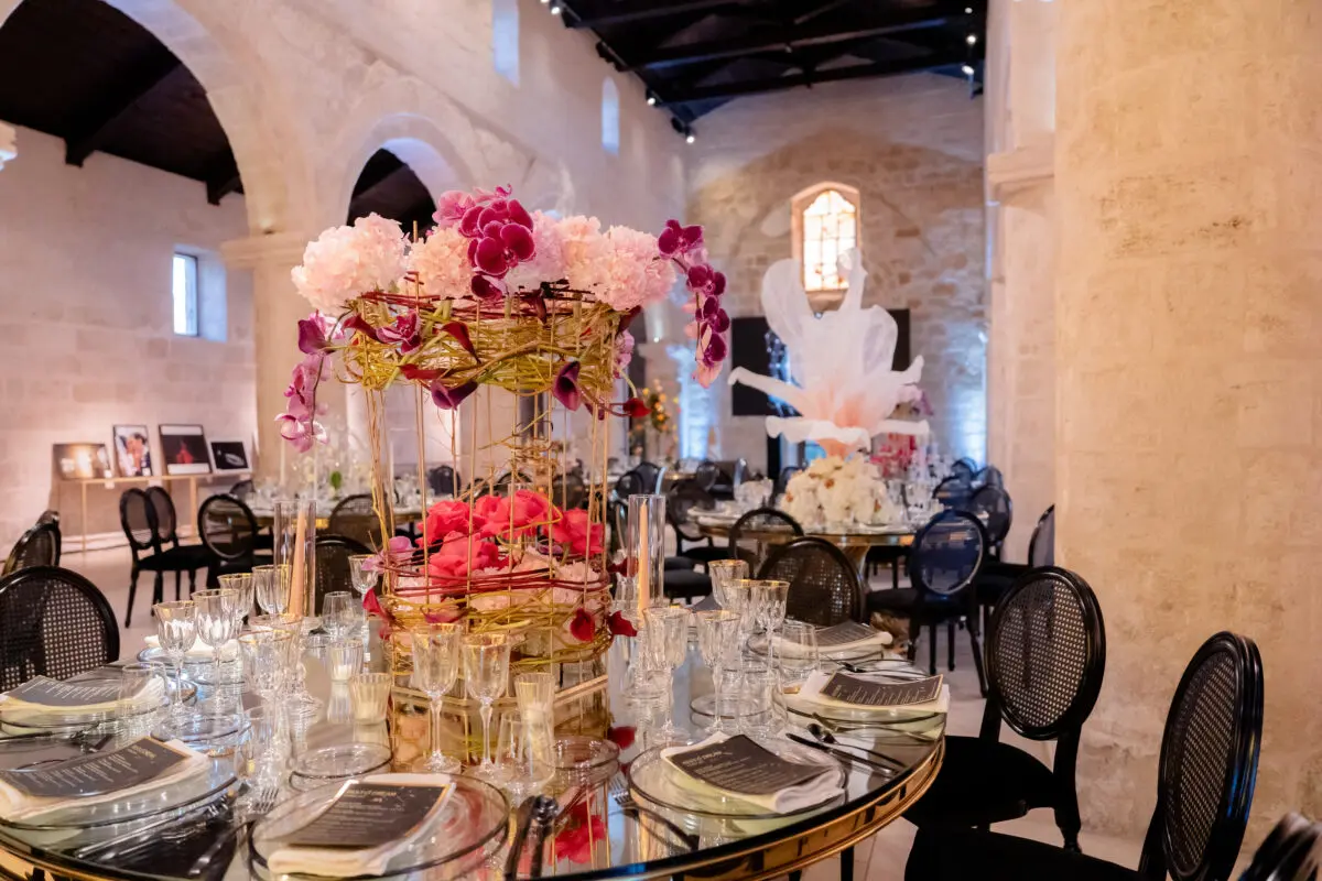 Elegant wedding reception setup at Relais Histò Hotel & SPA, featuring floral centerpieces and mirrored tables.