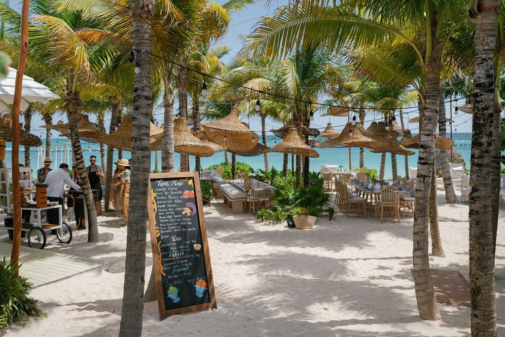 Beachfront dining at Banyan Tree Mayakoba, Riviera Maya Ceremonies location, with palm trees and ocean view.