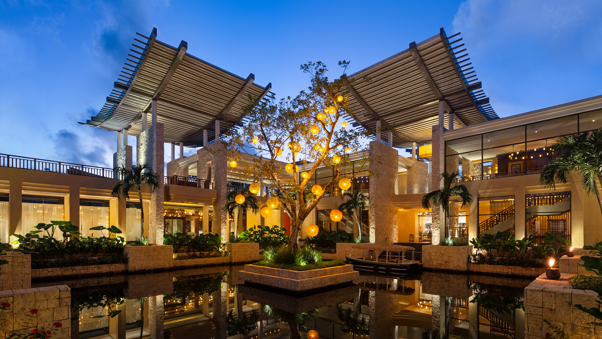 Banyan Tree Mayakoba entrance with illuminated tree, perfect for Riviera Maya ceremonies.