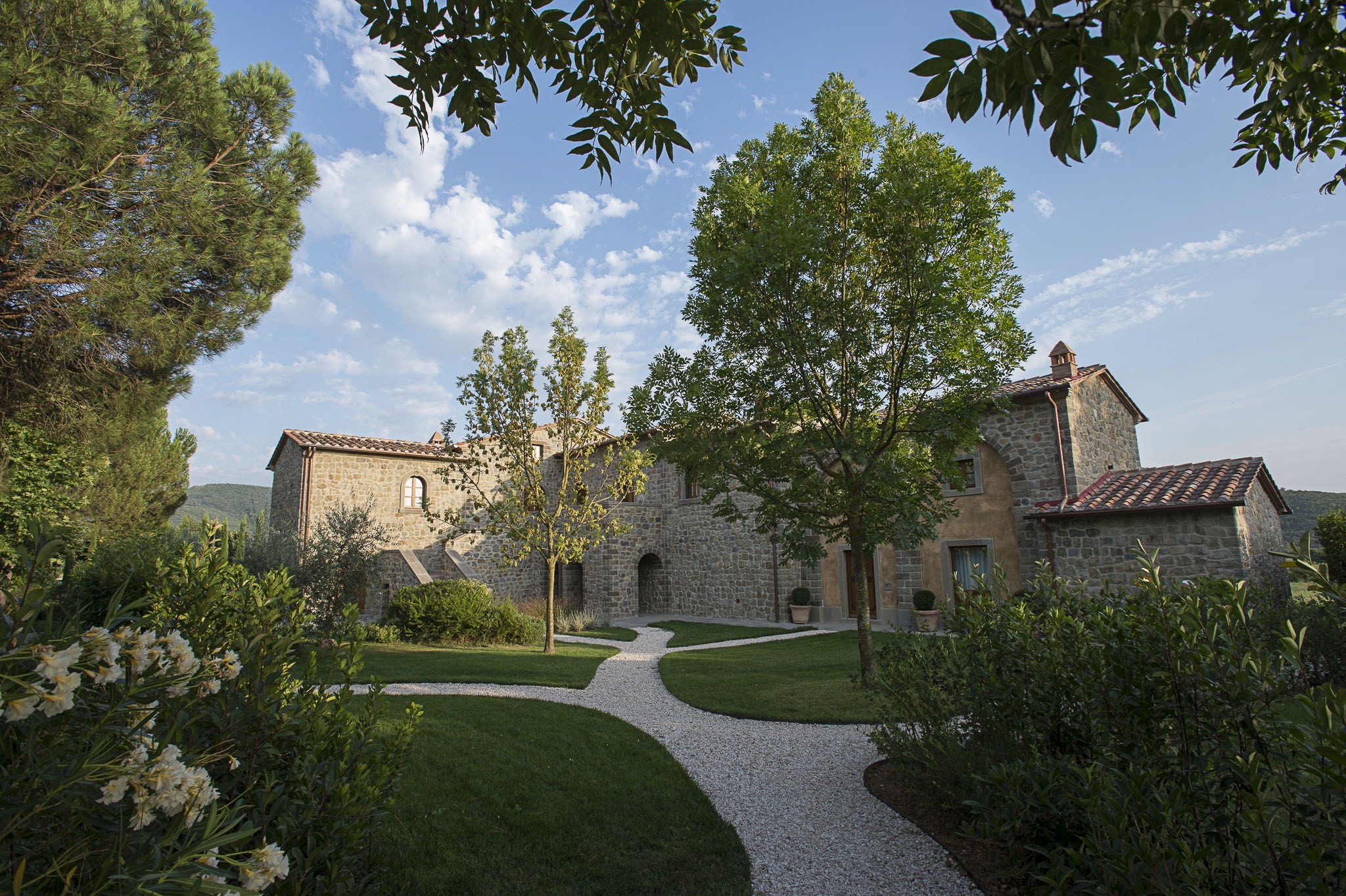 Couple getting married in the countryside of Relais La Corte Dei Papi