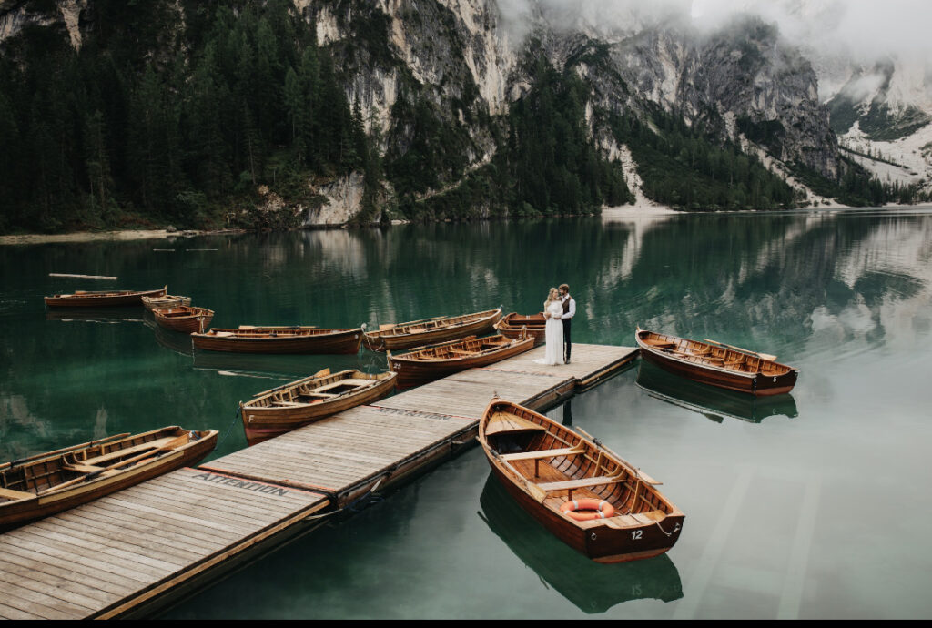 wedding couple at an Italian lake