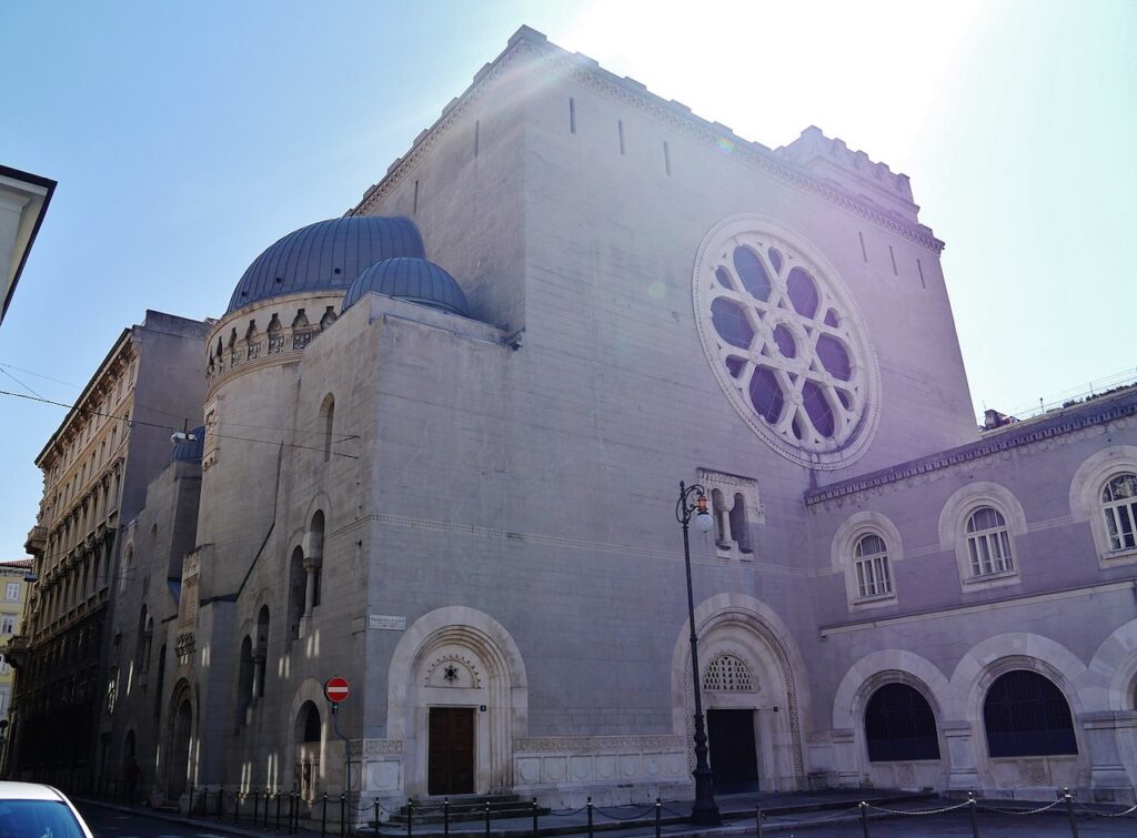 exterior of synagogue in Italy