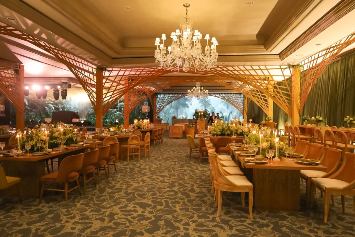Elegant destination wedding reception at Kempinski Hotel Cancún, with floral centerpieces and chandeliers.