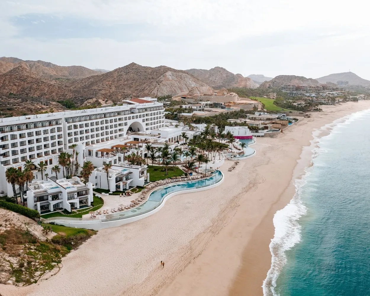 Aerial view of Marquis Los Cabos resort on a beautiful beach in Los Cabos, a perfect wedding destination.