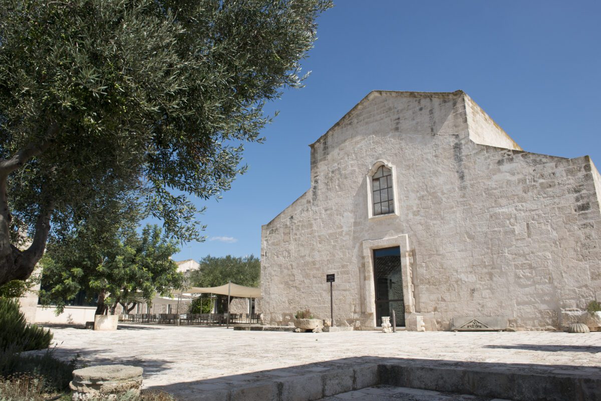 Relais Histò hotel exterior, featuring a stone building and olive tree.