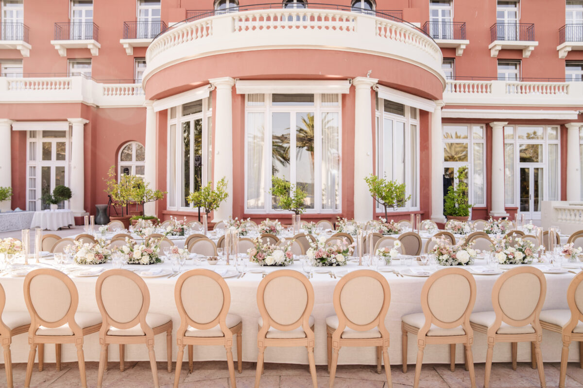 Luxury wedding in Saint-Tropez: Elegant table setting at COMO Le Beauvallon.