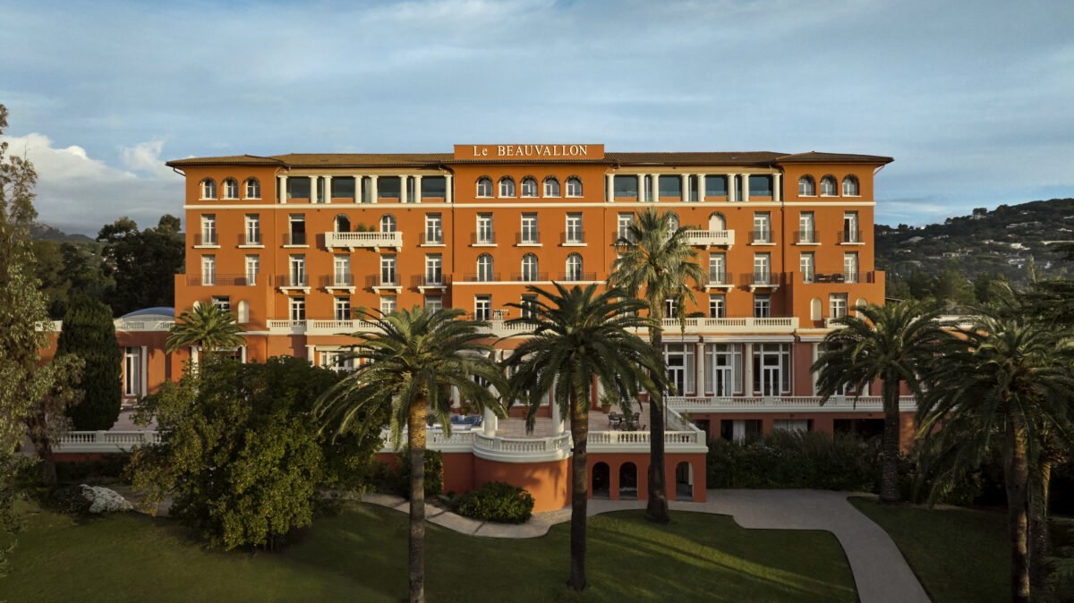 Le Beauvallon luxury hotel with palm trees, ideal for weddings in Saint-Tropez