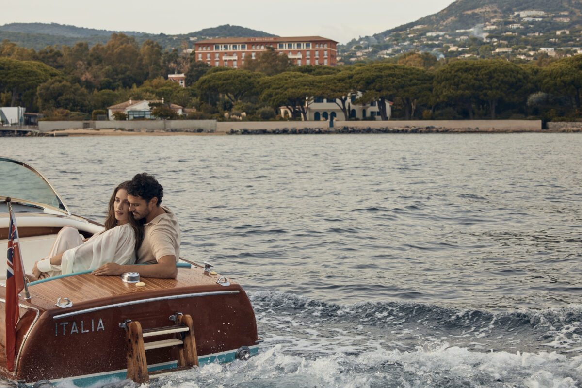 Couple on a boat gazing at COMO Le Beauvallon, ideal for luxury weddings in Saint-Tropez