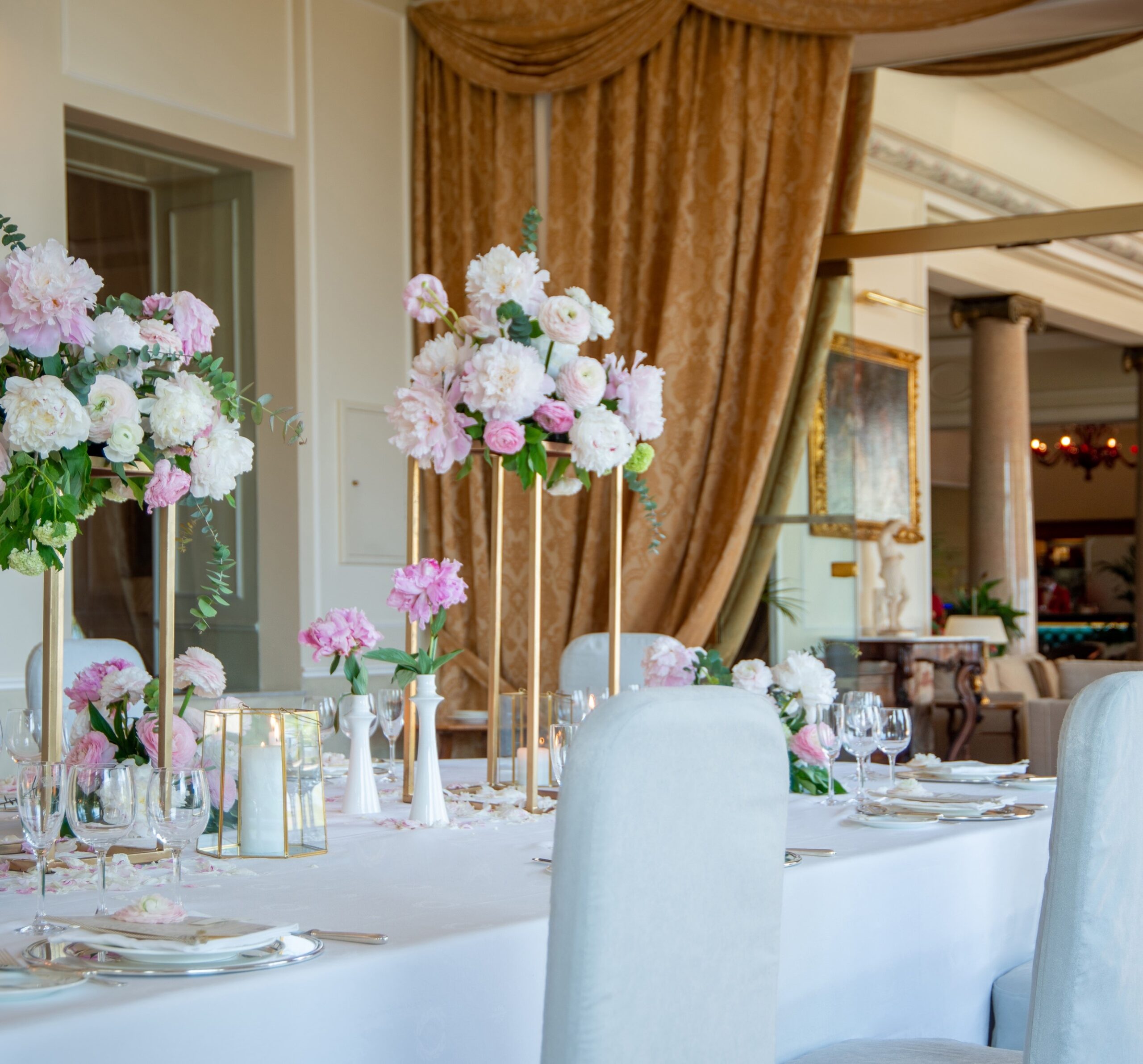Luxury wedding venue in Sanremo: Elegant table setting with floral centerpieces.