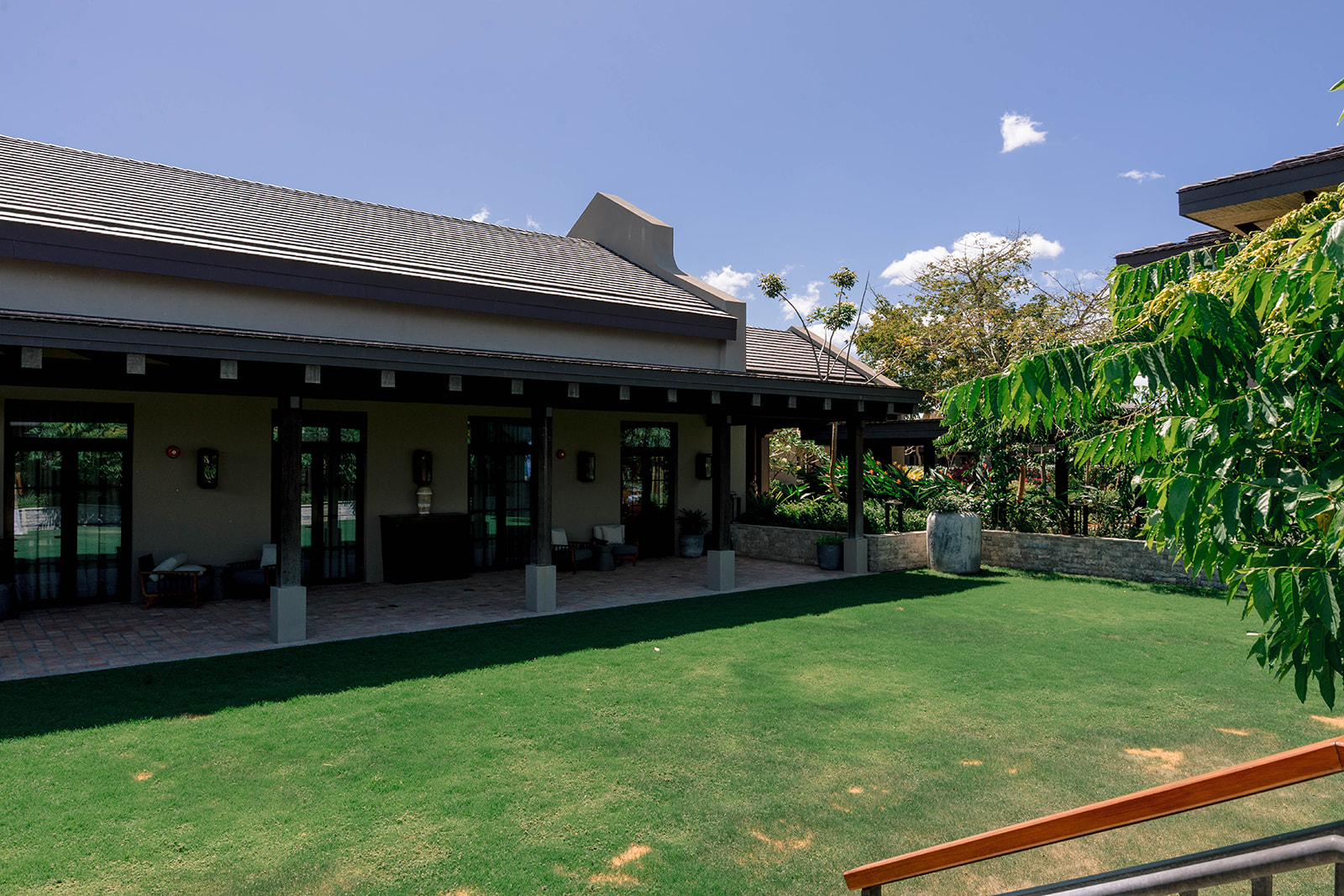 Nekajui Ritz Carlton Reserve: Exterior view of a luxury villa and lawn.