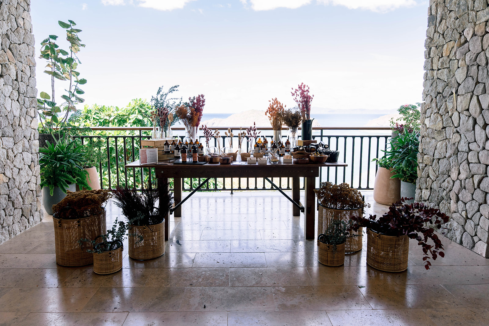 Nekajui Ritz Carlton Reserve: Table with floral arrangements overlooking the ocean.