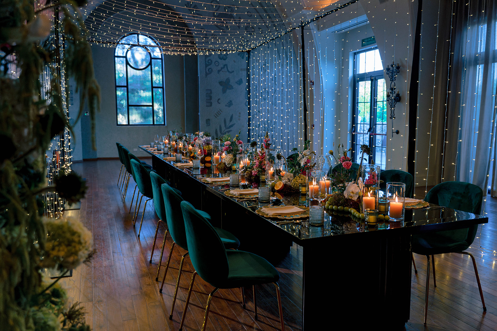 Elegant dining table at Nekajui, a Ritz Carlton Reserve, decorated with candles and flowers.
