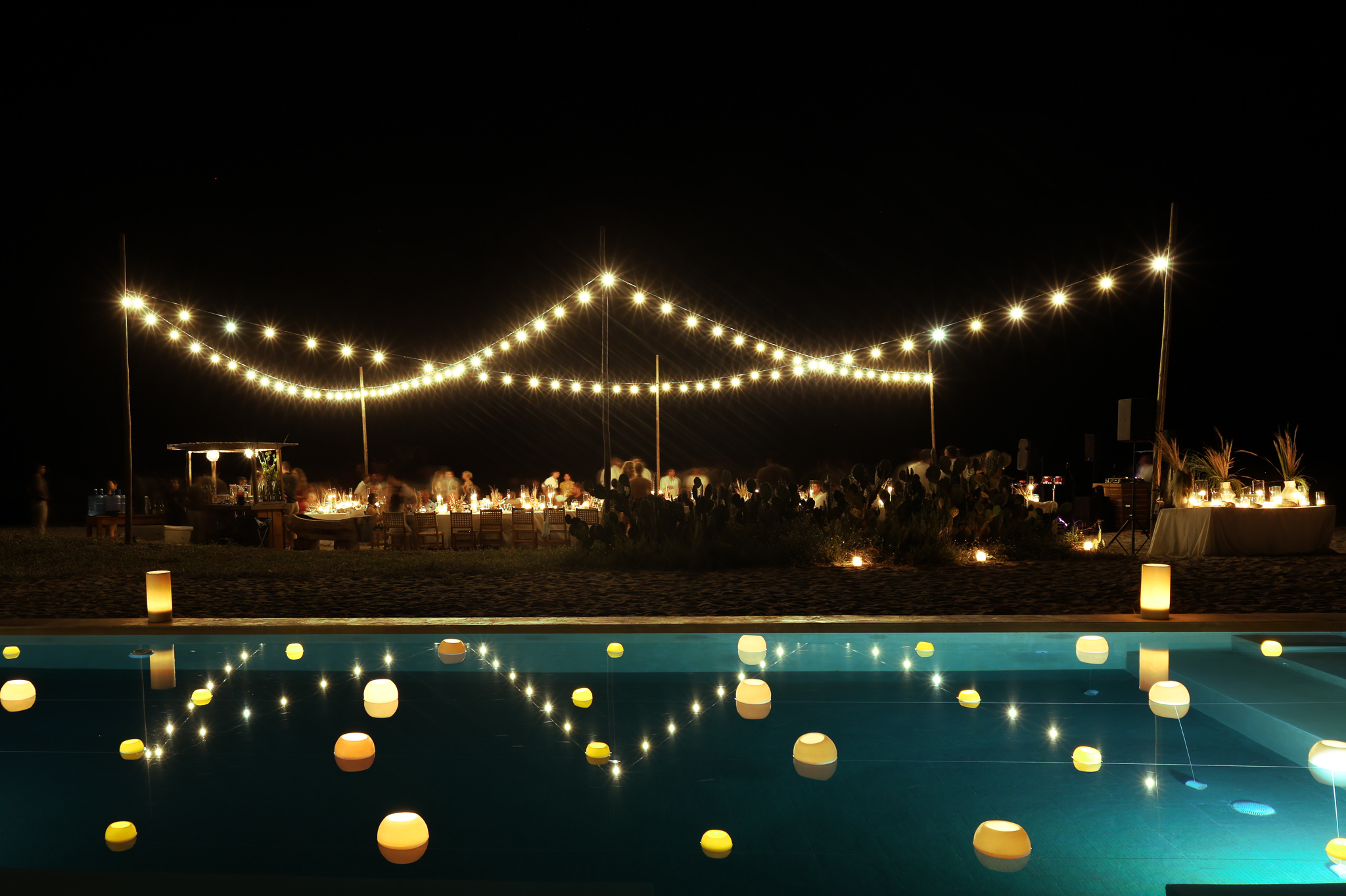Hotel Casa Yuma: elegant outdoor dining with string lights and pool lanterns